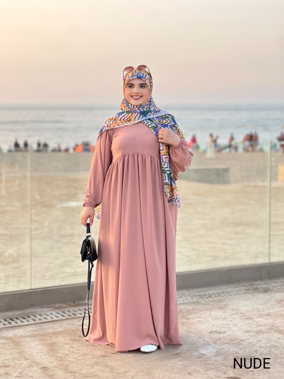 موديل "CHAAMS" يتكون من عباءة واحدة تتميز بسنسله في نصف الطوق الامامي بنوعيه ثوب كريب روزا مقاسات S M L XL XXL  